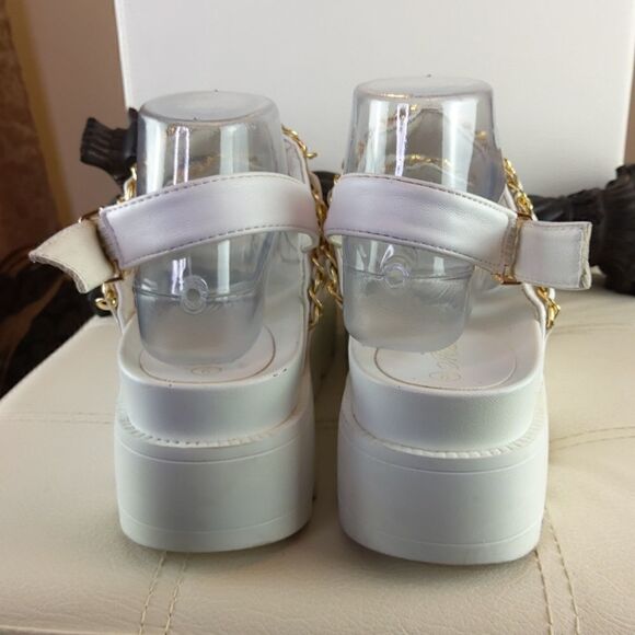 Alata White quilted platform sandals with gold chain - Picture 8 of 16